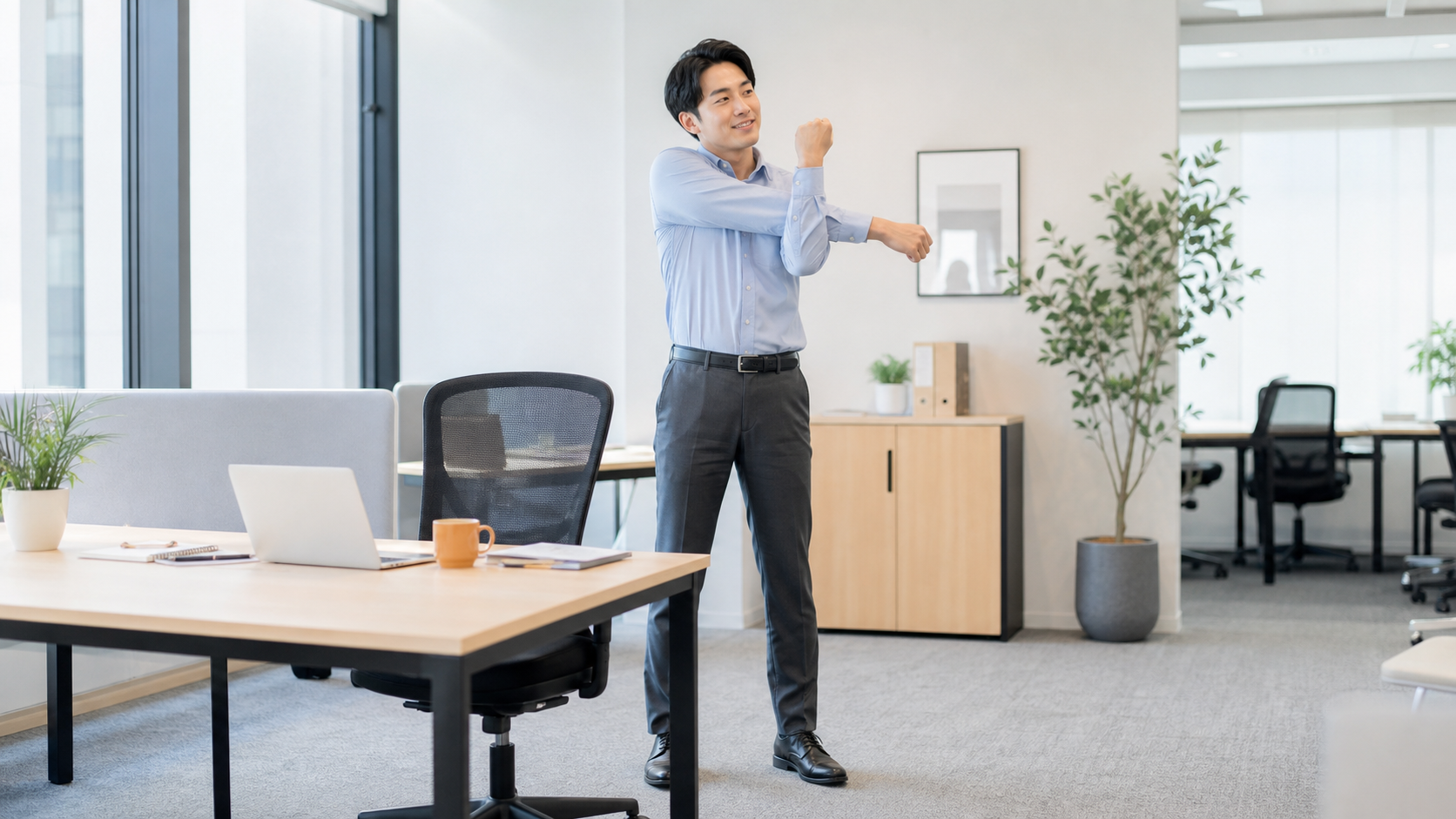 デスクワークの合間に身体を動かすイメージ