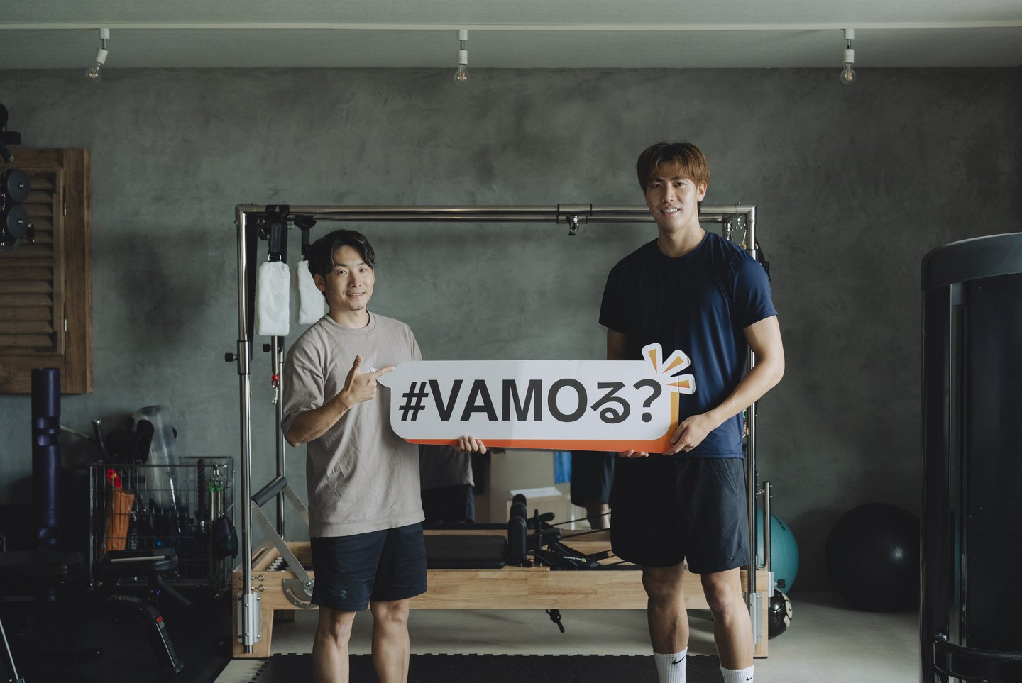 VAMOSのピラティス設備でトレーニングする様子
